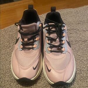 Womens Nike Air Max Verona sneakers in the Plum Chalk colorway size 8.5 used